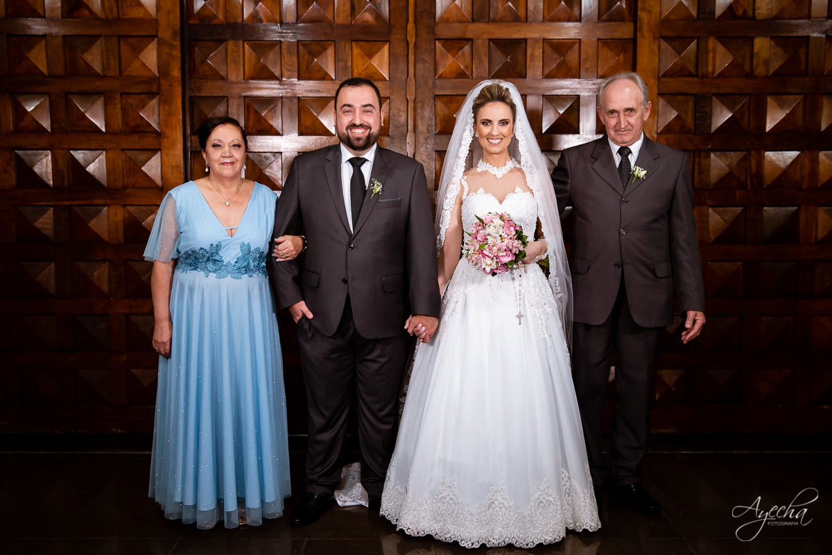 La casa da noiva; Santuário Nossa Senhora de Lourdes; Noivas curitibanas; noivas de curitiba; fotografo de casamento curitiba; fotografia de casamento curitiba; casamento na igreja; ensaio dos noivos; teatro paiol; deborah ayecha fotografia;