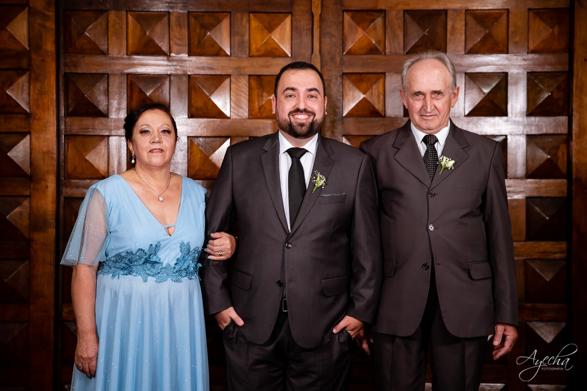 La casa da noiva; Santuário Nossa Senhora de Lourdes; Noivas curitibanas; noivas de curitiba; fotografo de casamento curitiba; fotografia de casamento curitiba; casamento na igreja; ensaio dos noivos; teatro paiol; deborah ayecha fotografia;