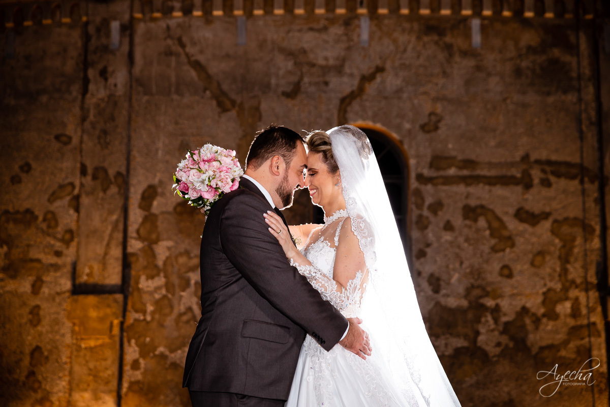 La casa da noiva; Santuário Nossa Senhora de Lourdes; Noivas curitibanas; noivas de curitiba; fotografo de casamento curitiba; fotografia de casamento curitiba; casamento na igreja; ensaio dos noivos; teatro paiol; deborah ayecha fotografia;