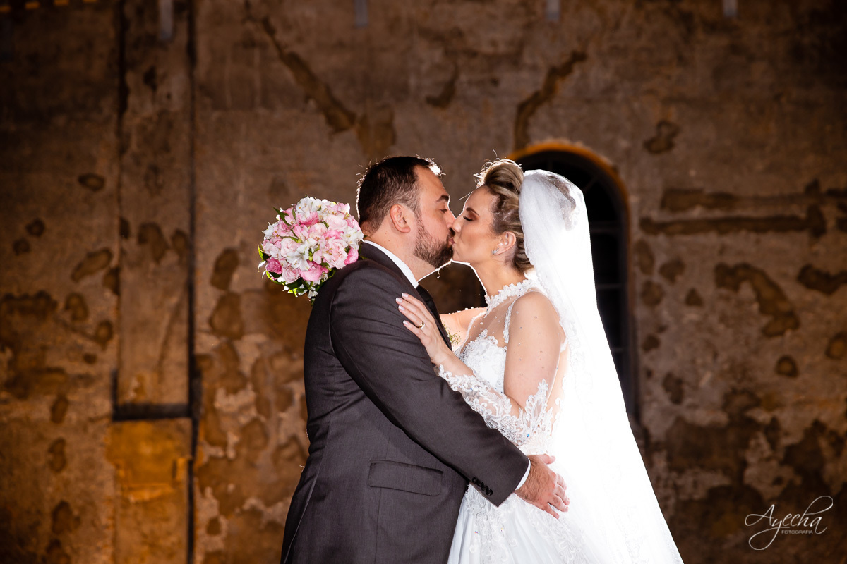 La casa da noiva; Santuário Nossa Senhora de Lourdes; Noivas curitibanas; noivas de curitiba; fotografo de casamento curitiba; fotografia de casamento curitiba; casamento na igreja; ensaio dos noivos; teatro paiol; deborah ayecha fotografia;