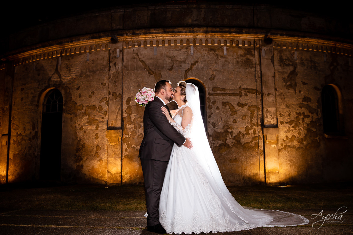 La casa da noiva; Santuário Nossa Senhora de Lourdes; Noivas curitibanas; noivas de curitiba; fotografo de casamento curitiba; fotografia de casamento curitiba; casamento na igreja; ensaio dos noivos; teatro paiol; deborah ayecha fotografia;