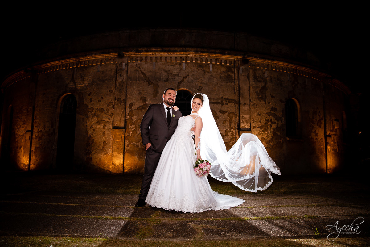 La casa da noiva; Santuário Nossa Senhora de Lourdes; Noivas curitibanas; noivas de curitiba; fotografo de casamento curitiba; fotografia de casamento curitiba; casamento na igreja; ensaio dos noivos; teatro paiol; deborah ayecha fotografia;