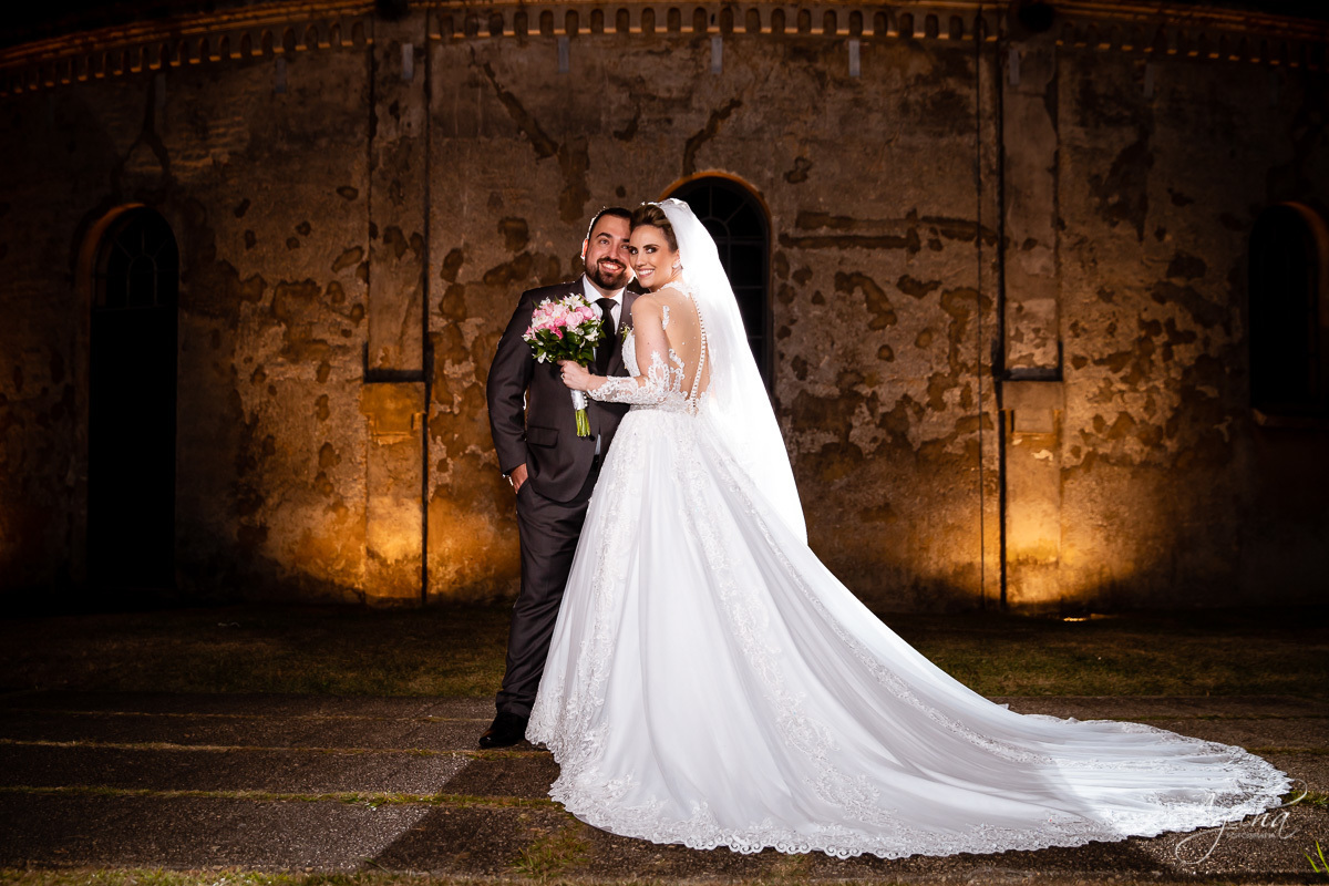 La casa da noiva; Santuário Nossa Senhora de Lourdes; Noivas curitibanas; noivas de curitiba; fotografo de casamento curitiba; fotografia de casamento curitiba; casamento na igreja; ensaio dos noivos; teatro paiol; deborah ayecha fotografia;