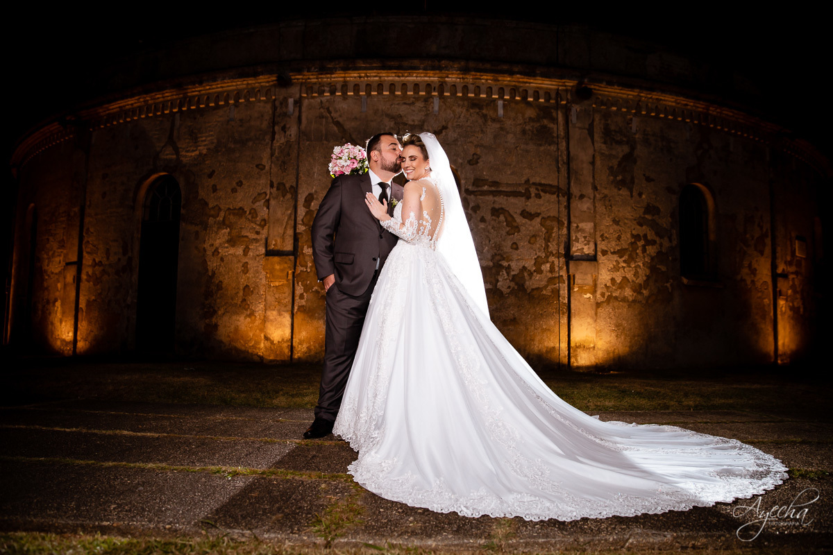 La casa da noiva; Santuário Nossa Senhora de Lourdes; Noivas curitibanas; noivas de curitiba; fotografo de casamento curitiba; fotografia de casamento curitiba; casamento na igreja; ensaio dos noivos; teatro paiol; deborah ayecha fotografia;