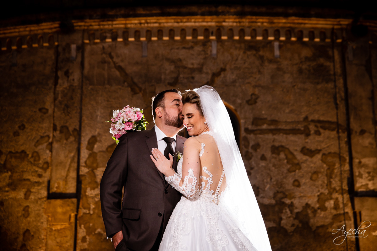 La casa da noiva; Santuário Nossa Senhora de Lourdes; Noivas curitibanas; noivas de curitiba; fotografo de casamento curitiba; fotografia de casamento curitiba; casamento na igreja; ensaio dos noivos; teatro paiol; deborah ayecha fotografia;