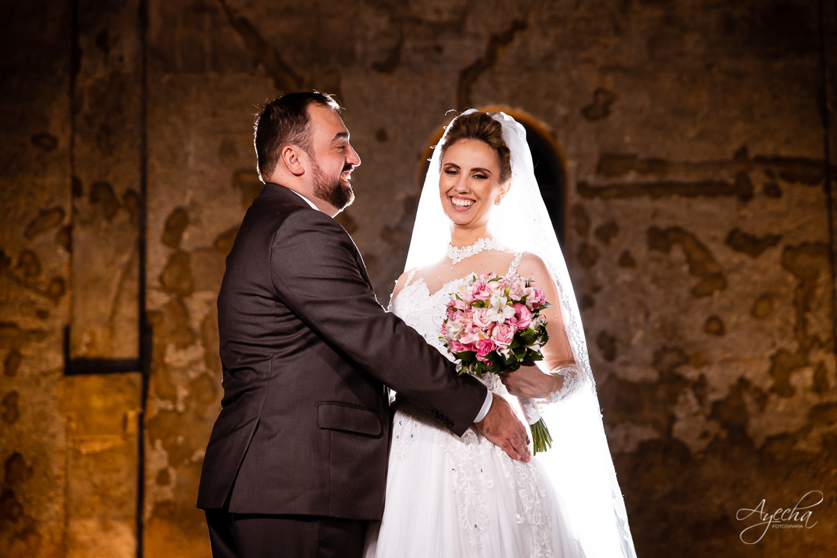 La casa da noiva; Santuário Nossa Senhora de Lourdes; Noivas curitibanas; noivas de curitiba; fotografo de casamento curitiba; fotografia de casamento curitiba; casamento na igreja; ensaio dos noivos; teatro paiol; deborah ayecha fotografia;