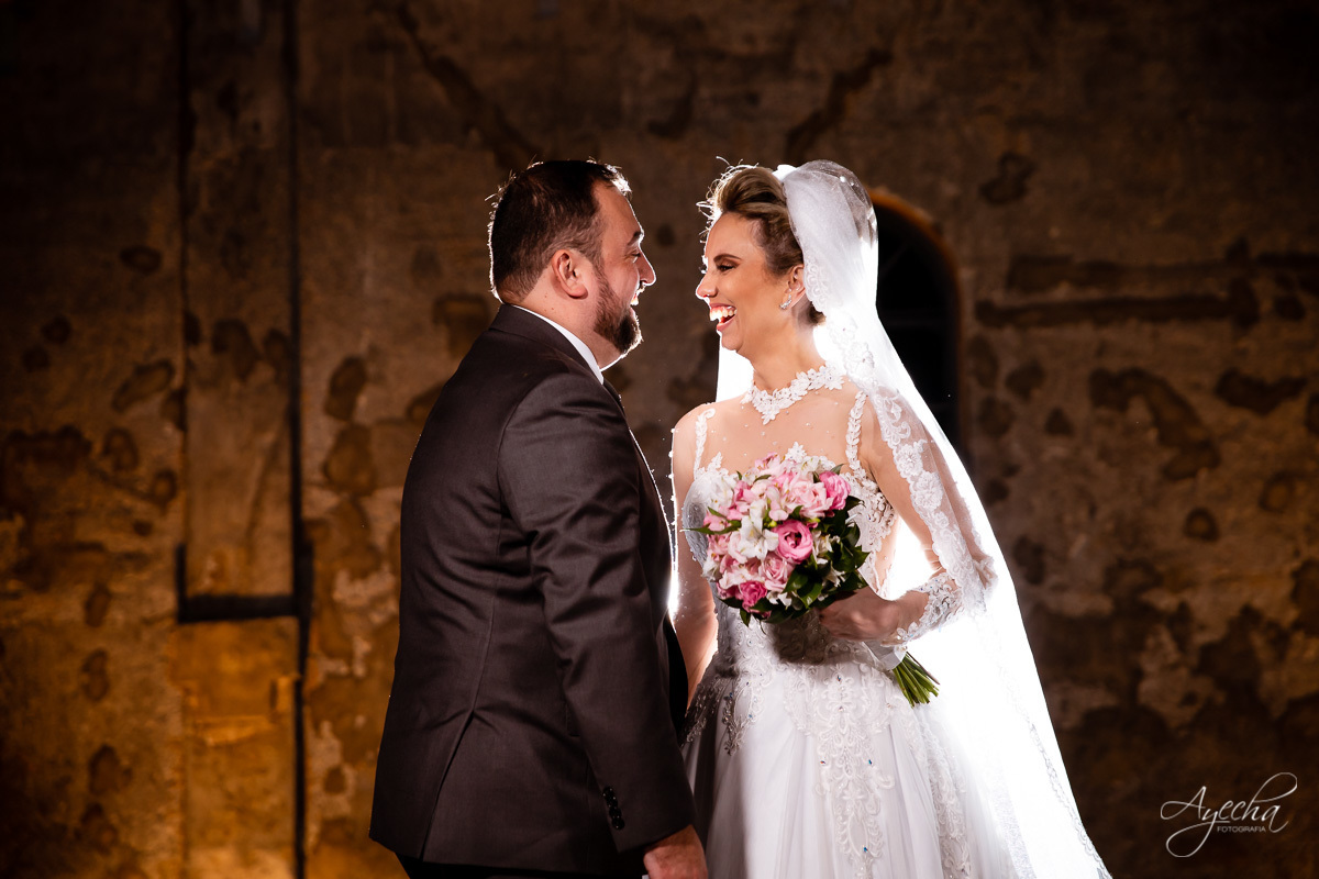 La casa da noiva; Santuário Nossa Senhora de Lourdes; Noivas curitibanas; noivas de curitiba; fotografo de casamento curitiba; fotografia de casamento curitiba; casamento na igreja; ensaio dos noivos; teatro paiol; deborah ayecha fotografia;