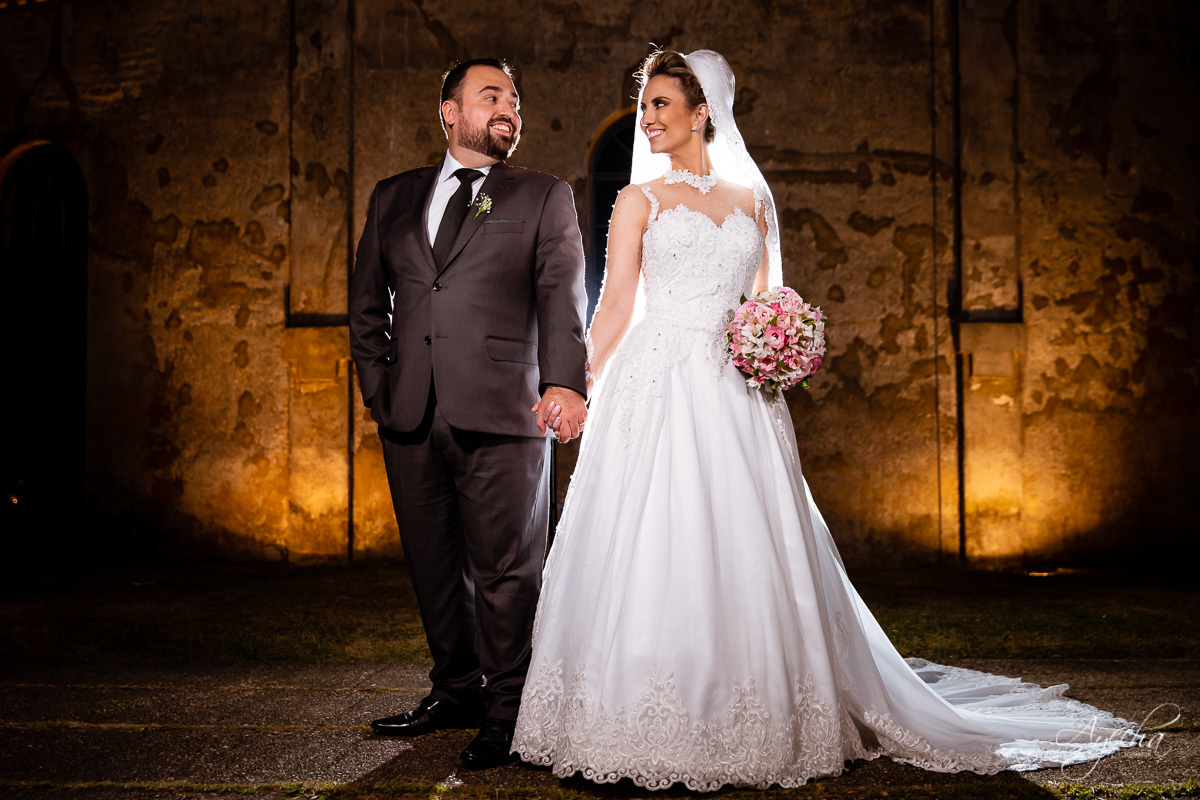 La casa da noiva; Santuário Nossa Senhora de Lourdes; Noivas curitibanas; noivas de curitiba; fotografo de casamento curitiba; fotografia de casamento curitiba; casamento na igreja; ensaio dos noivos; teatro paiol; deborah ayecha fotografia;