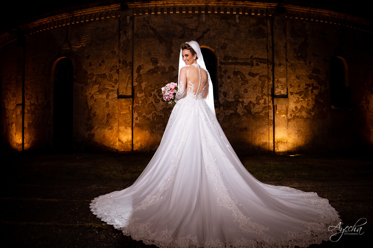 La casa da noiva; Santuário Nossa Senhora de Lourdes; Noivas curitibanas; noivas de curitiba; fotografo de casamento curitiba; fotografia de casamento curitiba; casamento na igreja; ensaio dos noivos; teatro paiol; deborah ayecha fotografia;