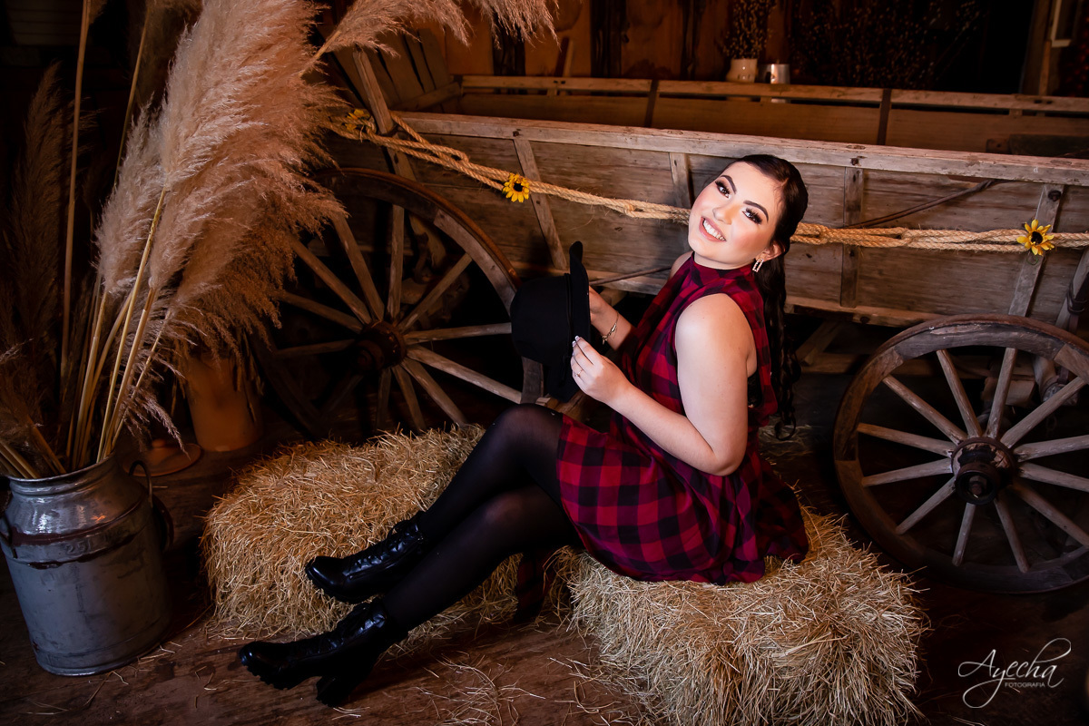 Ensaio 15 anos Curitiba;  São José dos Pinhais; Piraquara;  Debutante Curitiba; Ensaio Teen; Ensaio Celeiro; Ensaio Rústico; xv anos; vestido debutante; ienkot; mc donalds; diabetes; festa 15 anos; melhores fotógrafos curitiba; especialista 15 anos