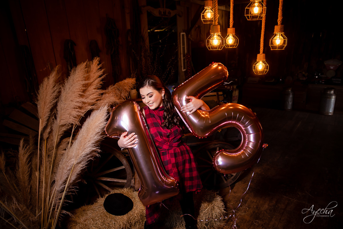 Ensaio 15 anos Curitiba;  São José dos Pinhais; Piraquara;  Debutante Curitiba; Ensaio Teen; Ensaio Celeiro; Ensaio Rústico; xv anos; vestido debutante; ienkot; mc donalds; diabetes; festa 15 anos; melhores fotógrafos curitiba; especialista 15 anos