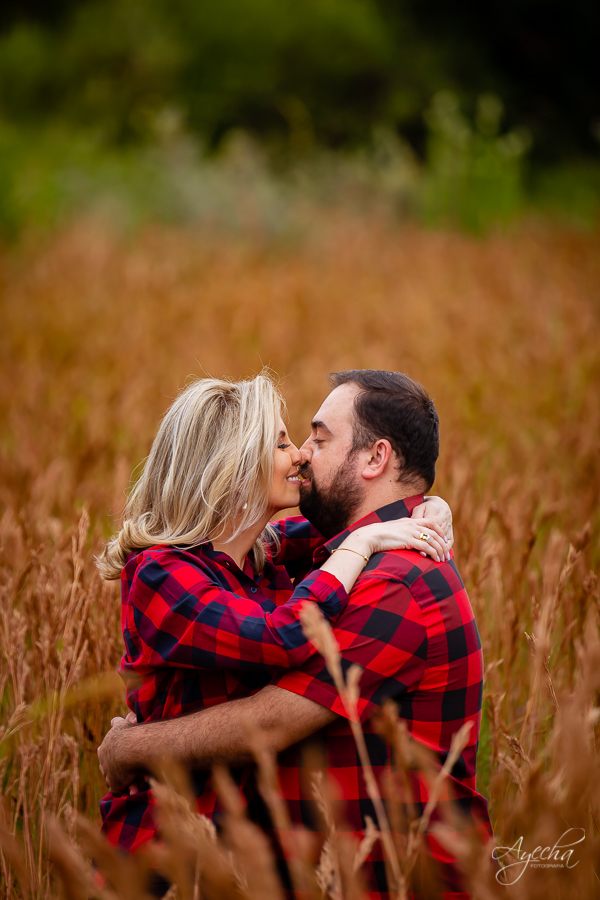 Chácara para ensaios fotográficos em curitiba; chácara ienkot; ensaio de casamento; ensaio rústico; ensaio no celeiro; pré wedding curitiba; casamentos piraquara; casamentos pinhais; fotógrafos de casamento; look para ensaio fotográfico; 