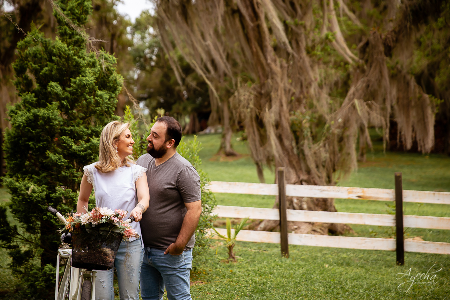 Chácara para ensaios fotográficos em curitiba; chácara ienkot; ensaio de casamento; ensaio rústico; ensaio no celeiro; pré wedding curitiba; casamentos piraquara; casamentos pinhais; fotógrafos de casamento; look para ensaio fotográfico; 