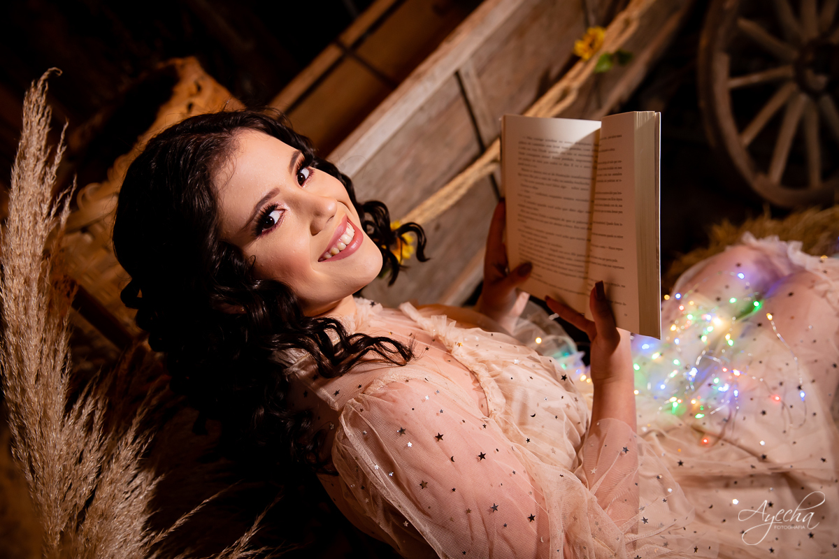 Ensaio no celeiro; ensaio romântico; ensaio delicado; ensaio de debutante; ensaio de 15 anos; book 15 anos curitiba; fotógrafos curitiba; fotógrafos piraquara; lugares para fazer ensaio fotográfico em curitiba; debutantes curitiba; 15 anos curitiba;