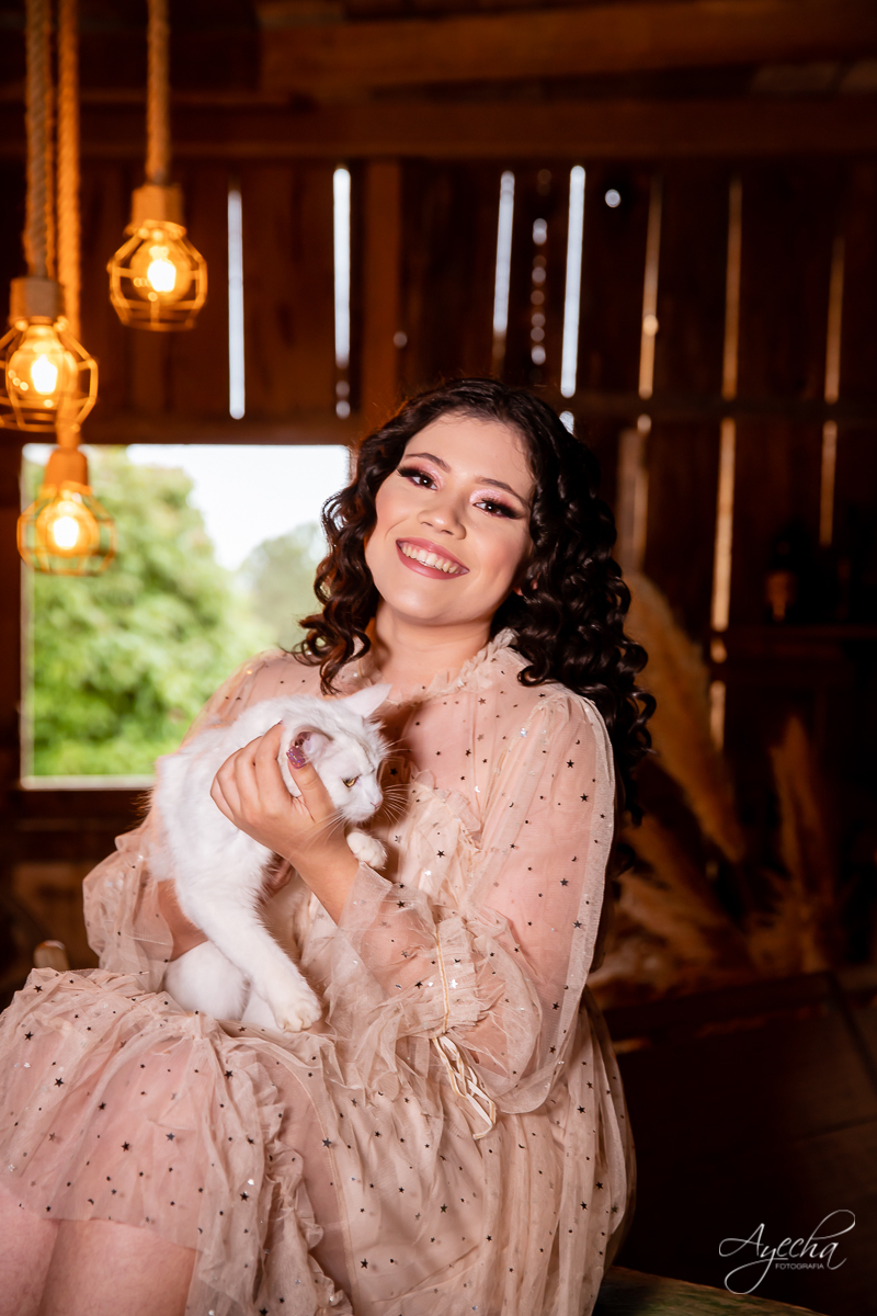 Ensaio no celeiro; ensaio romântico; ensaio delicado; ensaio de debutante; ensaio de 15 anos; book 15 anos curitiba; fotógrafos curitiba; fotógrafos piraquara; lugares para fazer ensaio fotográfico em curitiba; debutantes curitiba; 15 anos curitiba;