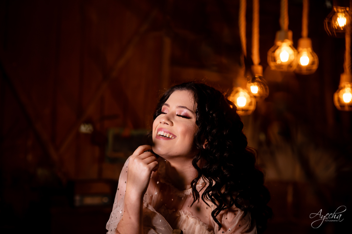 Ensaio no celeiro; ensaio romântico; ensaio delicado; ensaio de debutante; ensaio de 15 anos; book 15 anos curitiba; fotógrafos curitiba; fotógrafos piraquara; lugares para fazer ensaio fotográfico em curitiba; debutantes curitiba; 15 anos curitiba;