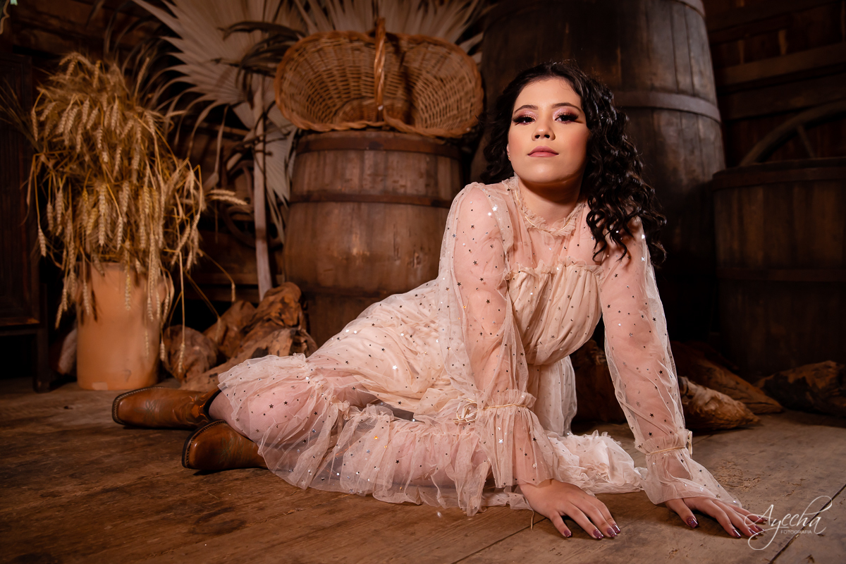 Ensaio no celeiro; ensaio romântico; ensaio delicado; ensaio de debutante; ensaio de 15 anos; book 15 anos curitiba; fotógrafos curitiba; fotógrafos piraquara; lugares para fazer ensaio fotográfico em curitiba; debutantes curitiba; 15 anos curitiba;