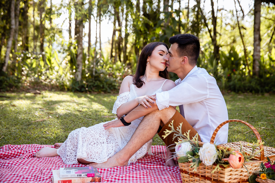 ensaio de casal morretes antonina; fotógrafos curitiba; fotógrafos morretes; fotógrafo piraquara; ensaio de casamento; book de casamento; ensaio trilho trem; ensaio por do sol; pré wedding; deborah ayecha fotografia; casamentos curitiba; noivas; zankyou;