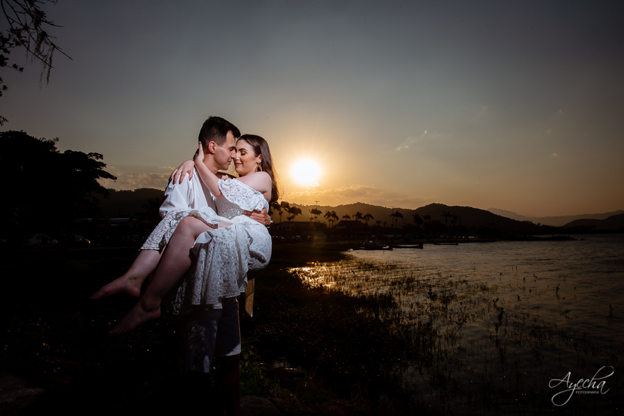 ensaio de casal morretes antonina; fotógrafos curitiba; fotógrafos morretes; fotógrafo piraquara; ensaio de casamento; book de casamento; ensaio trilho trem; ensaio por do sol; pré wedding; deborah ayecha fotografia; casamentos curitiba; noivas; zankyou;