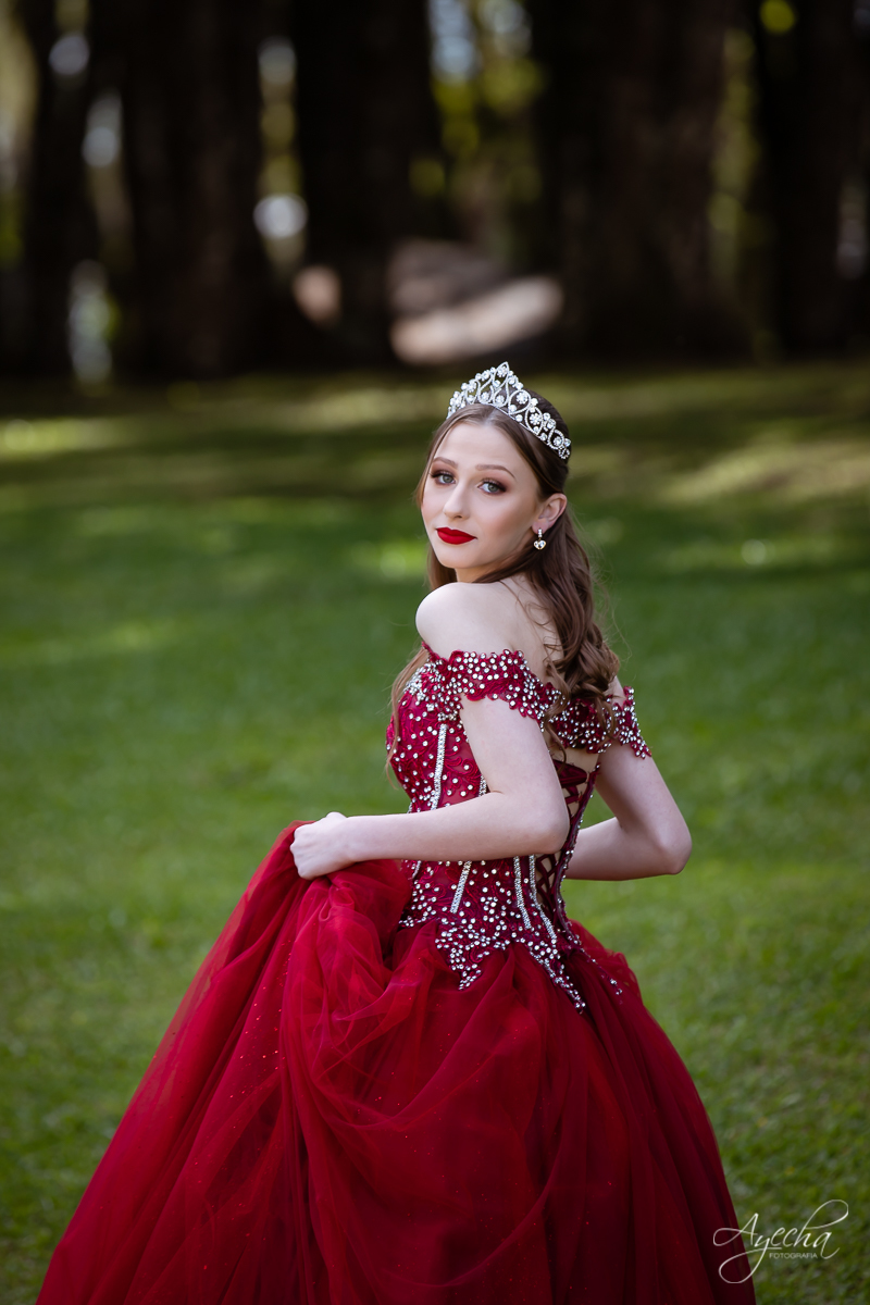 Ensaio de 15 anos; 15 anos Curitiba; Debutante; Chácara ensaio fotográfico Curitiba; Fotografa Piraquara; Vestidos debutante Curitiba; São José dos Pinhais; Quatro Barras; Pinhais; Ensaio Fotográfico; Book 15 anos; Debutar; Festa de Debutante;