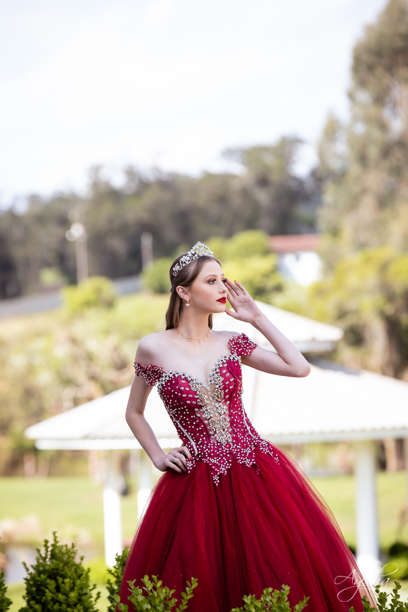 Ensaio de 15 anos; 15 anos Curitiba; Debutante; Chácara ensaio fotográfico Curitiba; Fotografa Piraquara; Vestidos debutante Curitiba; São José dos Pinhais; Quatro Barras; Pinhais; Ensaio Fotográfico; Book 15 anos; Debutar; Festa de Debutante;