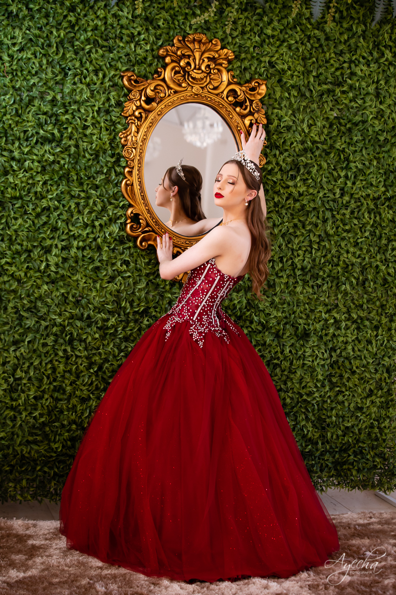 Ensaio de 15 anos; 15 anos Curitiba; Debutante; Chácara ensaio fotográfico Curitiba; Fotografa Piraquara; Vestidos debutante Curitiba; São José dos Pinhais; Quatro Barras; Pinhais; Ensaio Fotográfico; Book 15 anos; Debutar; Festa de Debutante;