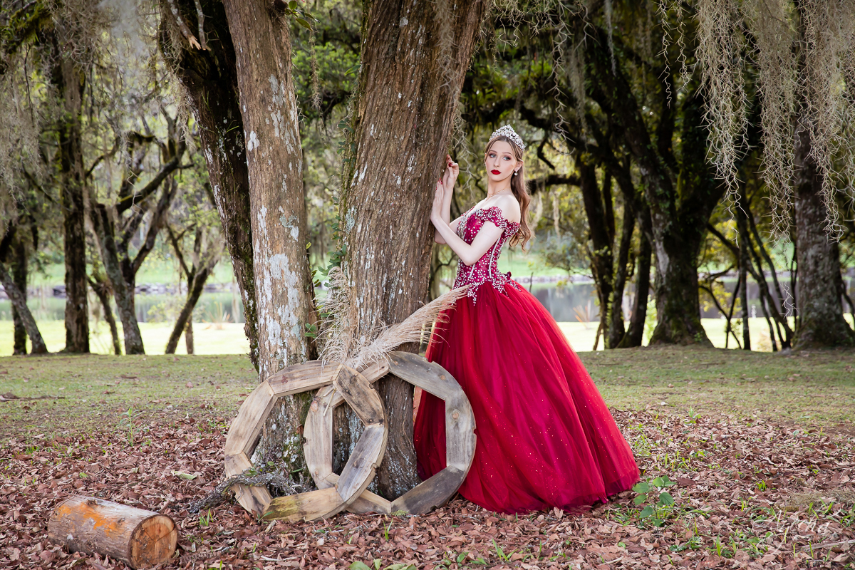 Ensaio de 15 anos; 15 anos Curitiba; Debutante; Chácara ensaio fotográfico Curitiba; Fotografa Piraquara; Vestidos debutante Curitiba; São José dos Pinhais; Quatro Barras; Pinhais; Ensaio Fotográfico; Book 15 anos; Debutar; Festa de Debutante;