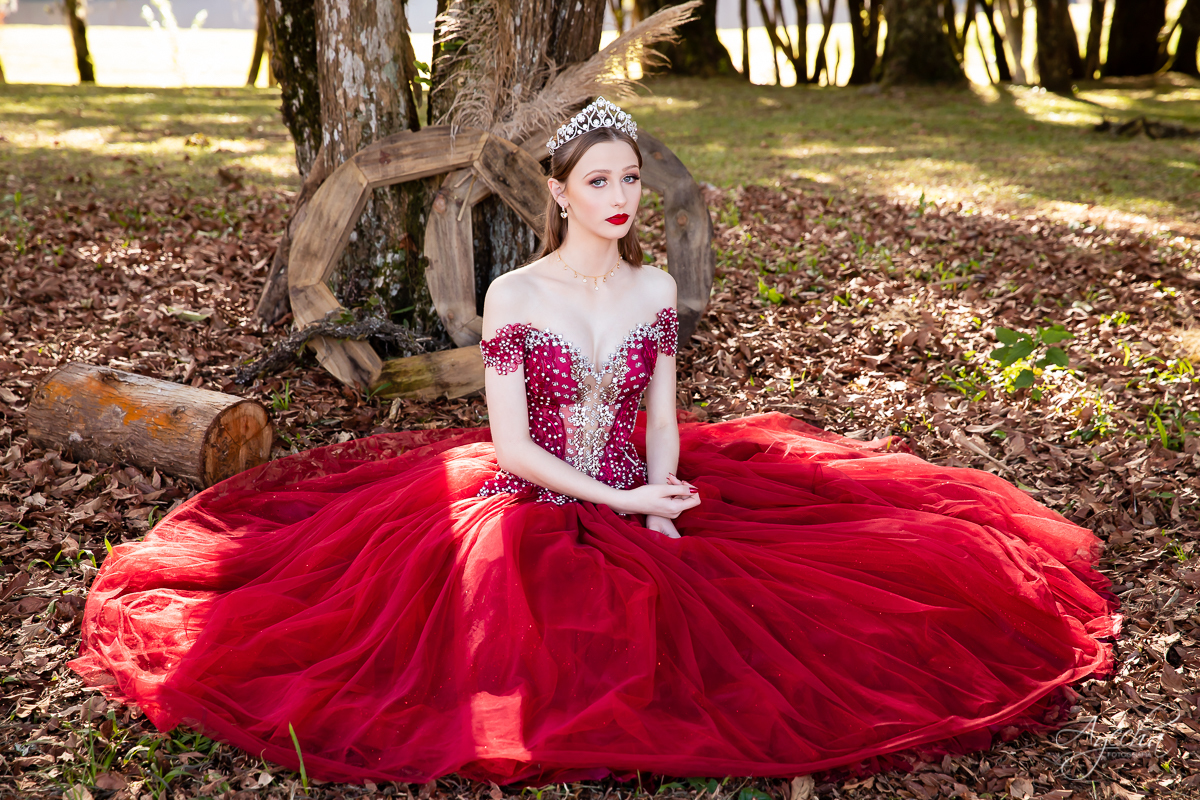 Ensaio de 15 anos; 15 anos Curitiba; Debutante; Chácara ensaio fotográfico Curitiba; Fotografa Piraquara; Vestidos debutante Curitiba; São José dos Pinhais; Quatro Barras; Pinhais; Ensaio Fotográfico; Book 15 anos; Debutar; Festa de Debutante;