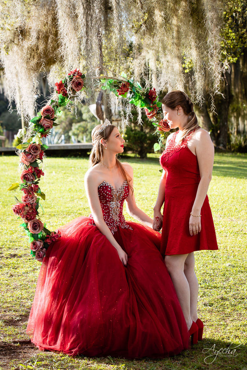 Ensaio de 15 anos; 15 anos Curitiba; Debutante; Chácara ensaio fotográfico Curitiba; Fotografa Piraquara; Vestidos debutante Curitiba; São José dos Pinhais; Quatro Barras; Pinhais; Ensaio Fotográfico; Book 15 anos; Debutar; Festa de Debutante;