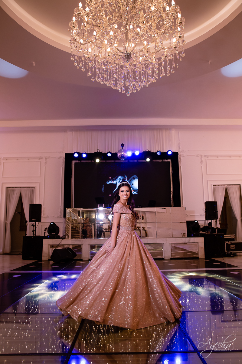 Festa de 15 anos Castello Reale; Festa de 15 anos Curitiba; Debutante Curitiba; Festa de 15 anos; Baile de Debutante Curitiba; Cerimonial 15 anos; Castelo Reale; Castello Realle; vestido debutante curitiba; inesquecível 15 anos; angela gramazzio; TELÃO