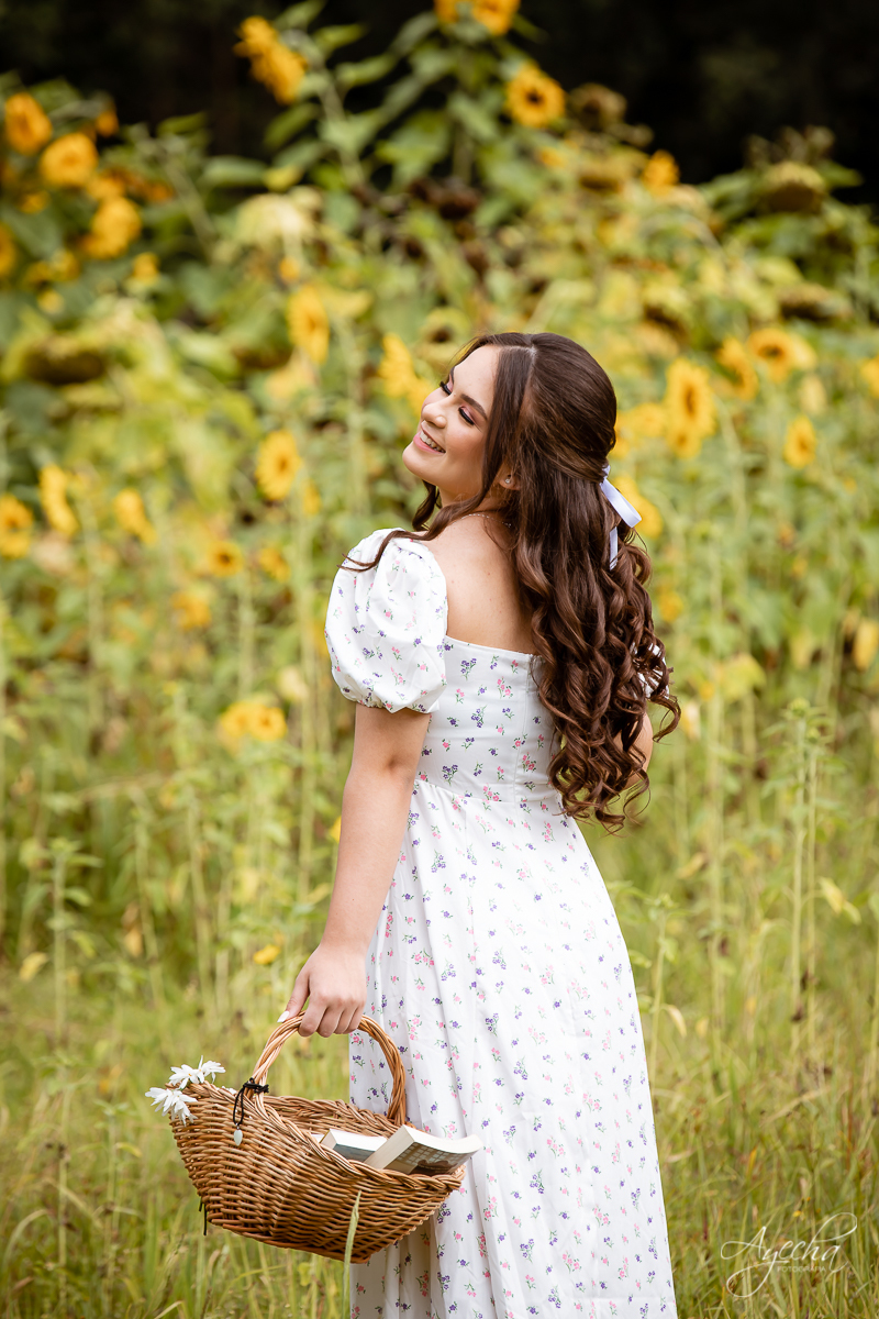 Ensaio 15 anos; Debutantes Curitiba; Ensaio no campo; chácara ienkot; Fotografa Piraquara; Ensaio romântico; Inspiração de 15 anos; Campo de girassóis; Fotografa de debutantes Curitiba; Ensaio externo; Ensaios Curitiba; Book de 15 anos; Meus 15 anos; 