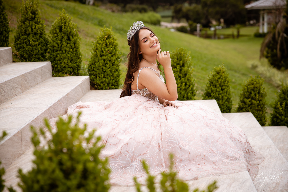Ensaio 15 anos; Debutantes Curitiba; Ensaio no campo; chácara ienkot; Fotografa Piraquara; Ensaio romântico; Inspiração de 15 anos; Fotografa de debutantes Curitiba; Ensaio externo; Ensaios Curitiba; Carruagem de princesa; Vestidos 15 anos; Meus 15 anos;