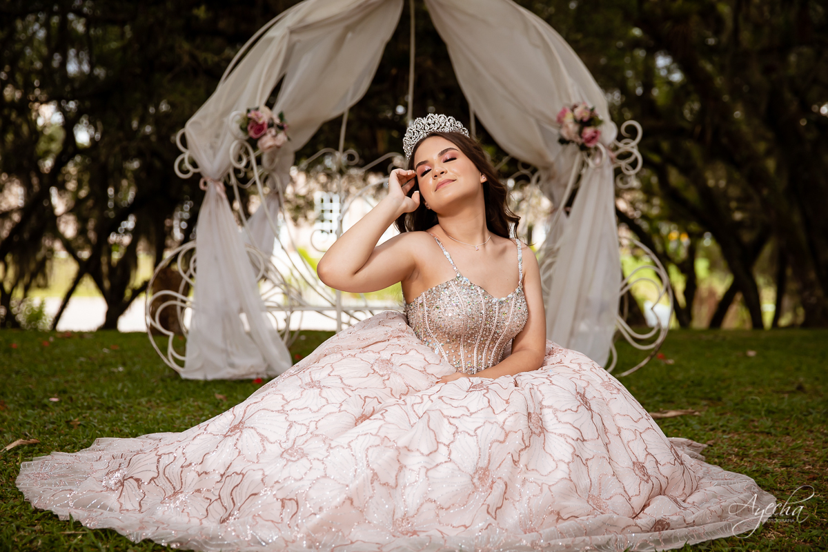 Ensaio 15 anos; Debutantes Curitiba; Ensaio no campo; chácara ienkot; Fotografa Piraquara; Ensaio romântico; Inspiração de 15 anos; Fotografa de debutantes Curitiba; Ensaio externo; Ensaios Curitiba; Carruagem de princesa; Vestidos 15 anos; Meus 15 anos;