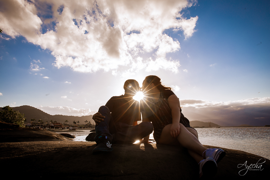 Ensaio casal; Pré wedding; Ensaio em ar livre; Fotos pôr do sol; Noivas Curitiba; Fotografa de casamento Curitiba; Fotografa Piraquara; Ensaio pré casamento; Ensaio de casal; Pré wedding Curitiba; Casal Curitiba; Ensaio Antonina; Litoral do Paraná; 
