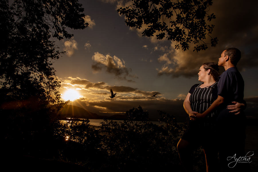 Ensaio casal; Pré wedding; Ensaio em ar livre; Fotos pôr do sol; Noivas Curitiba; Fotografa de casamento Curitiba; Fotografa Piraquara; Ensaio Litoral; Ensaio de casal; Pré wedding Curitiba; Casal Curitiba; Ensaio Antonina; Ensaio Ponta da Pita;
