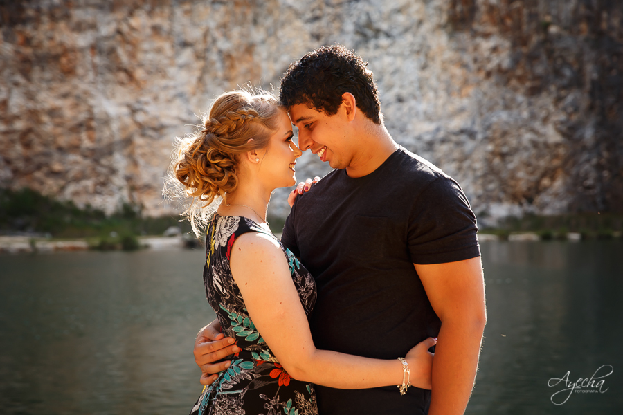 Ensaio casal; pré wedding; Ensaio em Campo Magro; Fotografa Piraquara; Fotografa de casal Curitiba; Ensaios pré casamento; Casal de Curitiba; Casal apaixonado; Noivos de Curitiba; Ensaio na Pedreira Lagoa Azul; Casamento a vista; Inspirações para noivos;