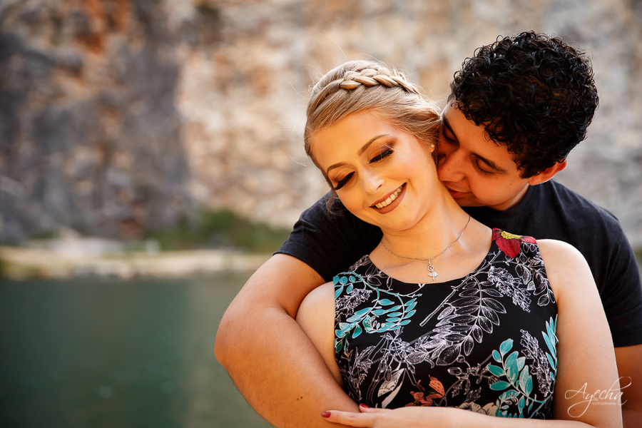 Ensaio casal; pré wedding; Ensaio em Campo Magro; Fotografa Piraquara; Fotografa de casal Curitiba; Ensaios pré casamento; Casal de Curitiba; Casal apaixonado; Noivos de Curitiba; Ensaio na Pedreira Lagoa Azul; Casamento a vista; Inspirações para noivos;
