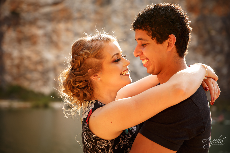 Ensaio casal; pré wedding; Ensaio em Campo Magro; Fotografa Piraquara; Fotografa de casal Curitiba; Ensaios pré casamento; Casal de Curitiba; Casal apaixonado; Noivos de Curitiba; Ensaio na Pedreira Lagoa Azul; Casamento a vista; Inspirações para noivos;