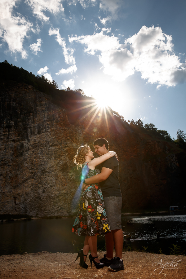 Ensaio casal; pré wedding; Ensaio em Campo Magro; Fotografa Piraquara; Fotografa de casal Curitiba; Ensaios pré casamento; Casal de Curitiba; Casal apaixonado; Noivos de Curitiba; Ensaio na Pedreira Lagoa Azul; Casamento a vista; Inspirações para noivos;