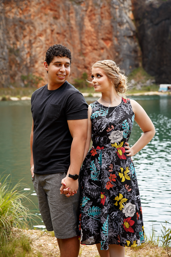 Ensaio casal; pré wedding; Ensaio em Campo Magro; Fotografa Piraquara; Fotografa de casal Curitiba; Ensaios pré casamento; Casal de Curitiba; Casal apaixonado; Noivos de Curitiba; Ensaio na Pedreira Lagoa Azul; Casamento a vista; Inspirações para noivos;
