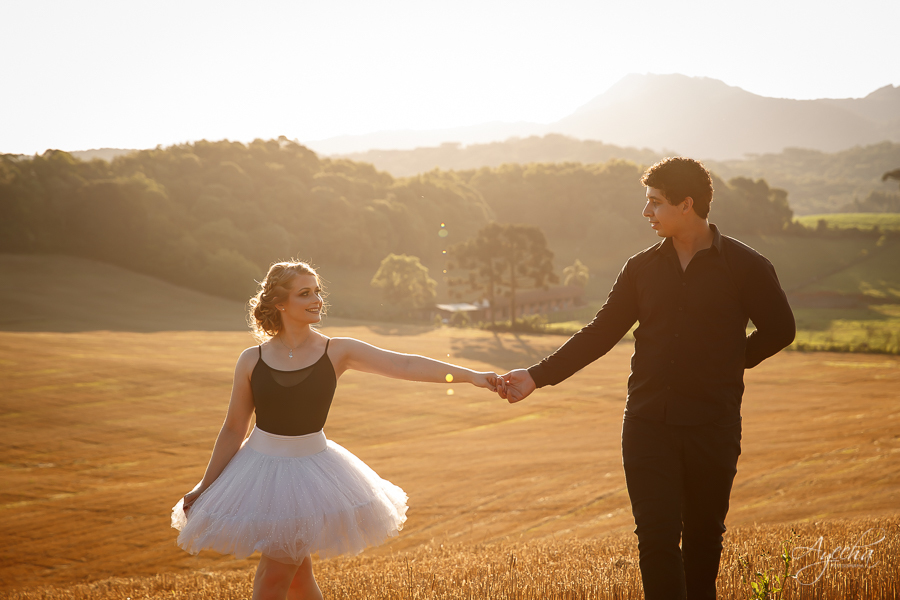 Ensaio casal; pré wedding; Ensaio em Campo Magro; Fotografa Piraquara; Fotografa de casal Curitiba; Ensaios pré casamento; Casal de Curitiba; Casal apaixonado; Noiva bailarina; Pôr do sol; Ensaio no campo;  Noivos de Curitiba; Ensaio Pedreira Lagoa Azul;