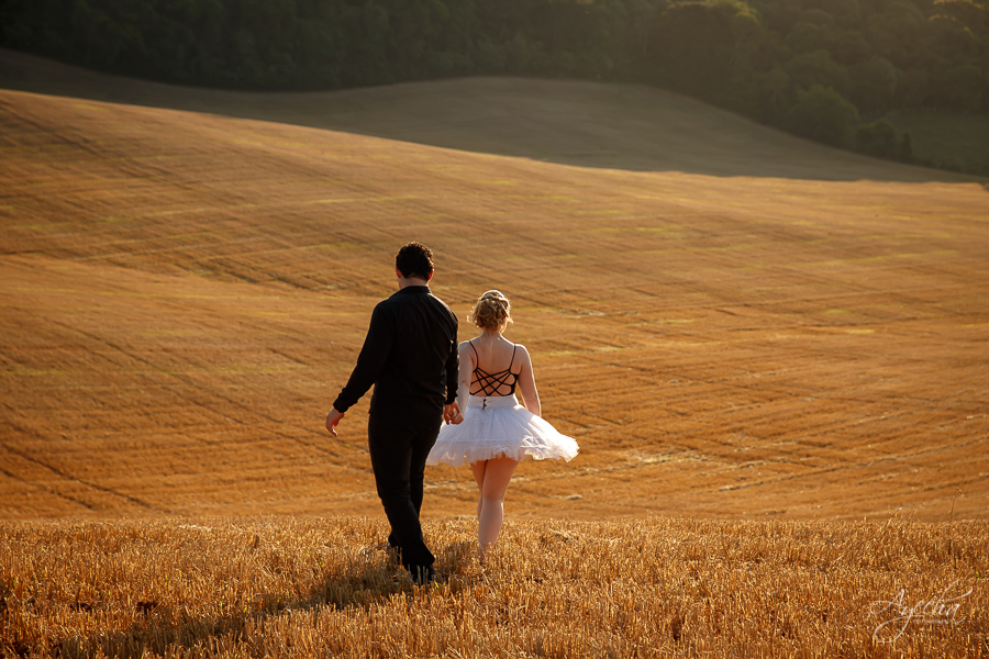 Ensaio casal; pré wedding; Ensaio em Campo Magro; Fotografa Piraquara; Fotografa de casal Curitiba; Ensaios pré casamento; Casal de Curitiba; Casal apaixonado; Noiva bailarina; Pôr do sol; Ensaio no campo;  Noivos de Curitiba; Ensaio Pedreira Lagoa Azul;