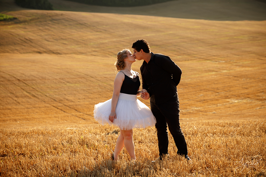Ensaio casal; pré wedding; Ensaio em Campo Magro; Fotografa Piraquara; Fotografa de casal Curitiba; Ensaios pré casamento; Casal de Curitiba; Casal apaixonado; Noiva bailarina; Pôr do sol; Ensaio no campo;  Noivos de Curitiba; Ensaio Pedreira Lagoa Azul;