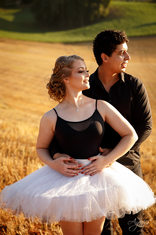 Ensaio casal; pré wedding; Ensaio em Campo Magro; Fotografa Piraquara; Fotografa de casal Curitiba; Ensaios pré casamento; Casal de Curitiba; Casal apaixonado; Noiva bailarina; Pôr do sol; Ensaio no campo;  Noivos de Curitiba; Ensaio Pedreira Lagoa Azul;