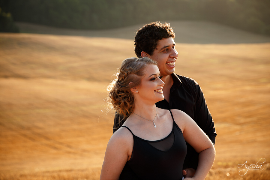 Ensaio casal; pré wedding; Ensaio em Campo Magro; Fotografa Piraquara; Fotografa de casal Curitiba; Ensaios pré casamento; Casal de Curitiba; Casal apaixonado; Noiva bailarina; Pôr do sol; Ensaio no campo;  Noivos de Curitiba; Ensaio Pedreira Lagoa Azul;