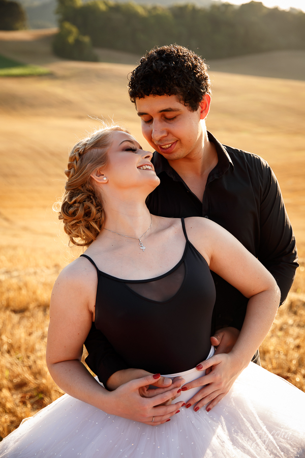 Ensaio casal; pré wedding; Ensaio em Campo Magro; Fotografa Piraquara; Fotografa de casal Curitiba; Ensaios pré casamento; Casal de Curitiba; Casal apaixonado; Noiva bailarina; Pôr do sol; Ensaio no campo;  Noivos de Curitiba; Ensaio Pedreira Lagoa Azul;