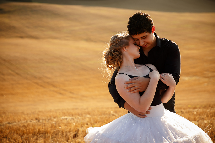 Ensaio casal; pré wedding; Ensaio em Campo Magro; Fotografa Piraquara; Fotografa de casal Curitiba; Ensaios pré casamento; Casal de Curitiba; Casal apaixonado; Noiva bailarina; Pôr do sol; Ensaio no campo;  Noivos de Curitiba; Ensaio Pedreira Lagoa Azul;