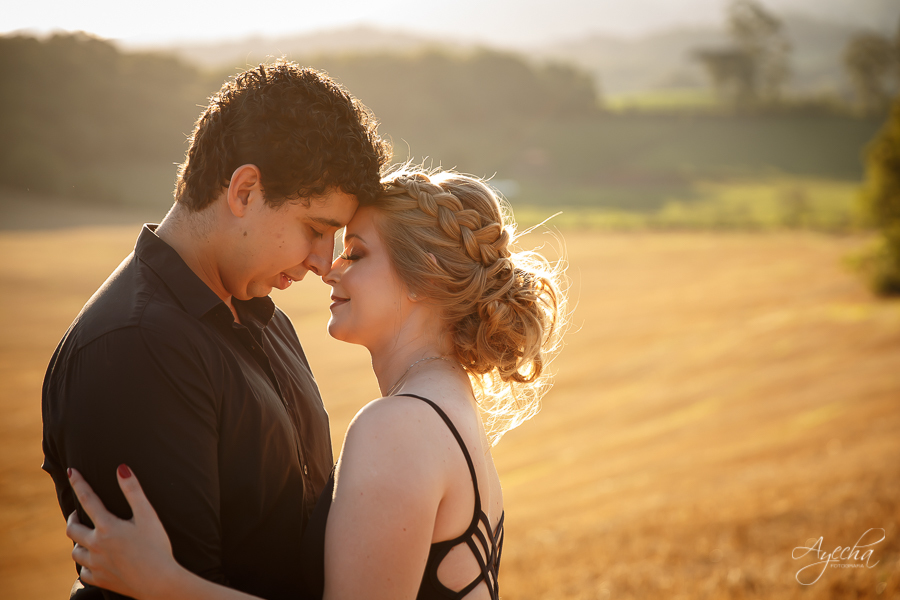 Ensaio casal; pré wedding; Ensaio em Campo Magro; Fotografa Piraquara; Fotografa de casal Curitiba; Ensaios pré casamento; Casal de Curitiba; Casal apaixonado; Noiva bailarina; Pôr do sol; Ensaio no campo;  Noivos de Curitiba; Ensaio Pedreira Lagoa Azul;