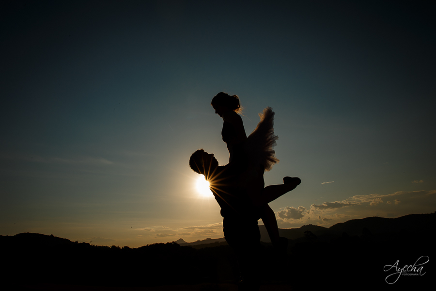 Ensaio casal; pré wedding; Ensaio em Campo Magro; Fotografa Piraquara; Fotografa de casal Curitiba; Ensaios pré casamento; Casal de Curitiba; Casal apaixonado; Noiva bailarina; Pôr do sol; Ensaio no campo;  Noivos de Curitiba; Ensaio Pedreira Lagoa Azul;