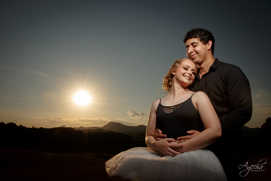 Ensaio casal; pré wedding; Ensaio em Campo Magro; Fotografa Piraquara; Fotografa de casal Curitiba; Ensaios pré casamento; Casal de Curitiba; Casal apaixonado; Noiva bailarina; Pôr do sol; Ensaio no campo;  Noivos de Curitiba; Ensaio Pedreira Lagoa Azul;